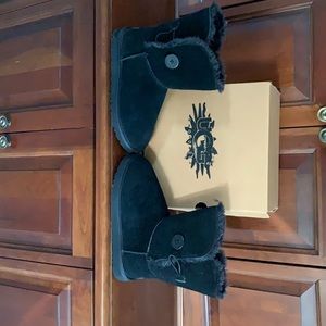 UGG Bailey Button II